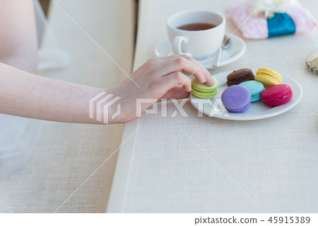 wedding rings with macaroons 45915389