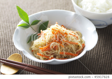 與白色扇貝和胡蘿蔔18炒的牡蠣蘑菇 45917828