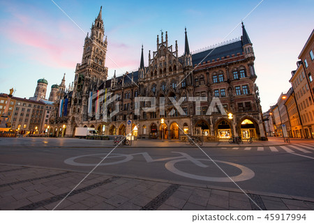 Night panorama of Marienplatz and Munich city hall Night panorama of Marienplatz and Munich city hall 45917994