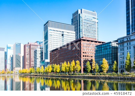 (東京都市風景)丸之內辦事處的4月4日在泉水面反映 (東京都市風景)丸之內辦事處的4月4日在泉水面反映 45918472