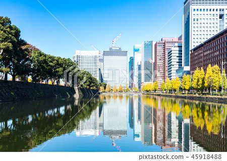 (東京都市風景)丸之內辦事處的10月10日在泉水面反映 (東京都市風景)丸之內辦事處的10月10日在泉水面反映 45918488