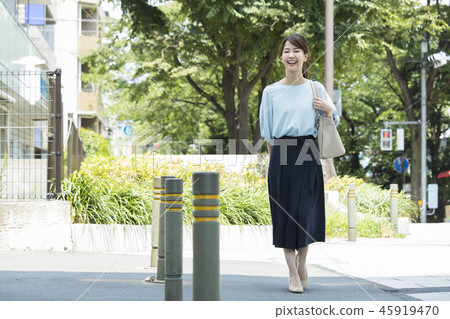 Young woman outdoor 45919470