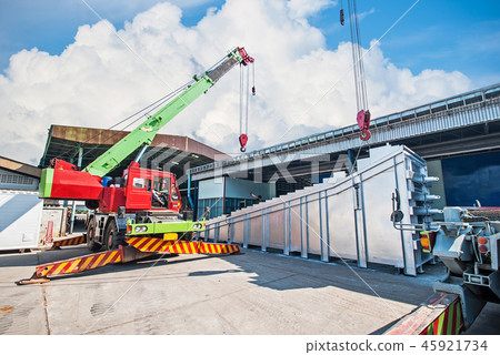 Mobile crane lifting 45921734