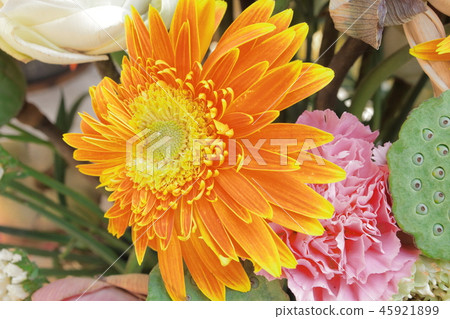 柬埔寨金邊：Wat Phnom“Mountain Temple”的花卉供應，建於1373年。海拔27米。 45921899