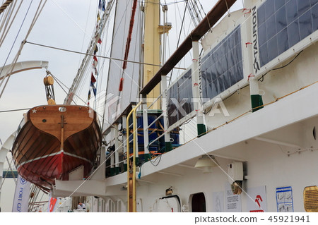 波蘭帆船Dar Mworjek的船停泊在大阪港的Tenposan碼頭 45921941