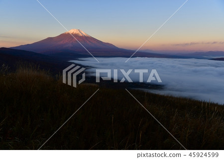 從Myojin山到Red Fuji和Lake Yamanaka的雲海 45924599
