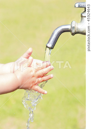洗滌她的手的小孩的手的特寫鏡頭在室外自來水中。兒童，嬰兒，衛生，清潔圖像 45924643