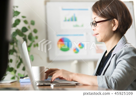 女商人書桌工作 女商人書桌工作 45925109