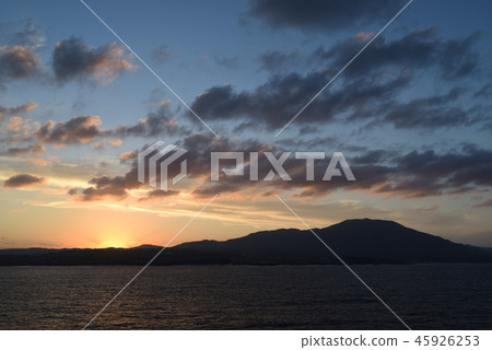 在Tokunoshima海島上的日落 45926253