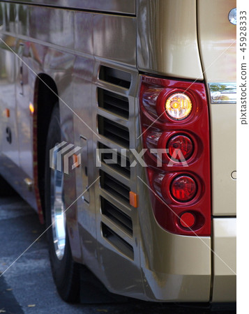 旅遊巴士左轉內圈差異注意 45928333