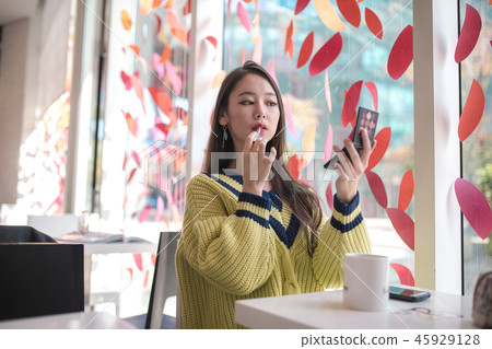 年輕的女人 45929128
