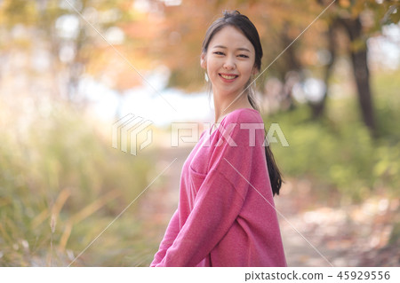 年輕的女人 45929556