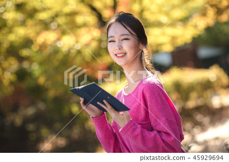 年輕的女人 45929694