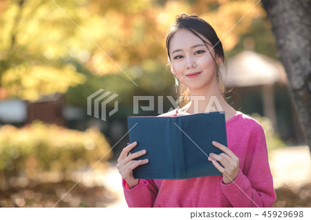 年輕的女人 45929698