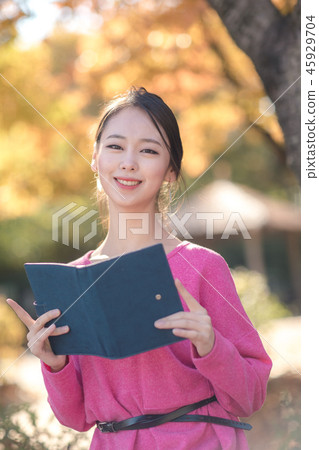 年輕的女人 45929704