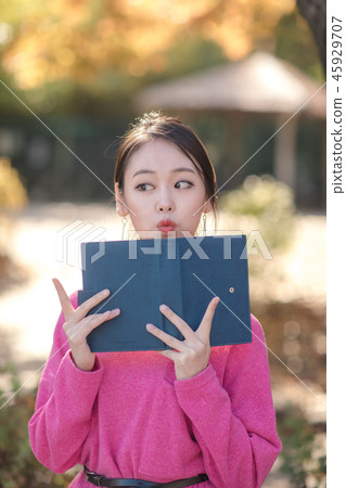 年輕的女人 45929707