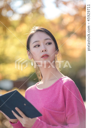 年輕的女人 45929711