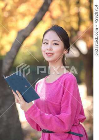 年輕的女人 45929714