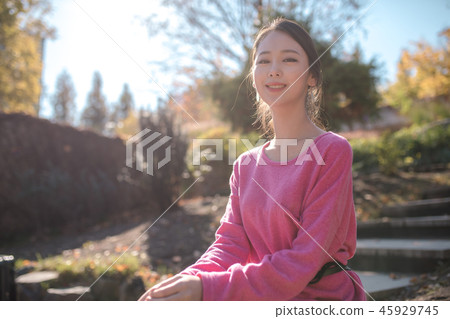 年輕的女人 45929745
