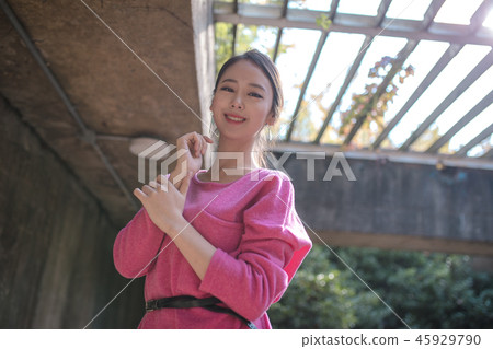 年輕的女人 45929790