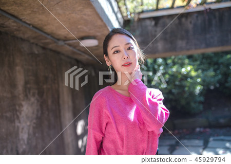 年輕的女人 45929794