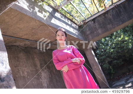 年輕的女人 45929796