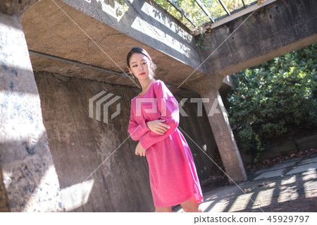 年輕的女人 45929797