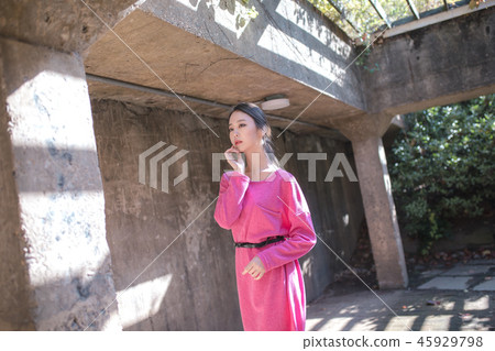 年輕的女人 45929798