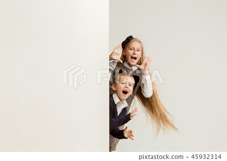 Banner with a surprised children peeking at the edge 45932314