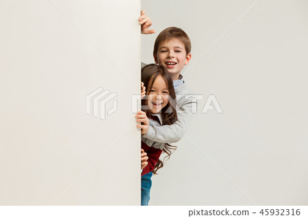 Banner with a surprised children peeking at the edge 45932316