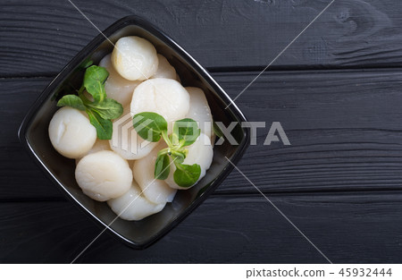 Raw scallops with salad Raw scallops with salad 45932444