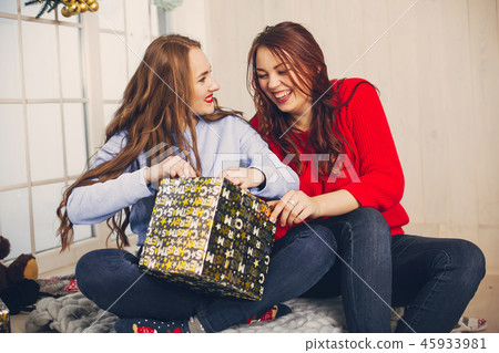 festive ladies 45933981