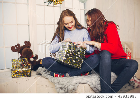 festive ladies 45933985