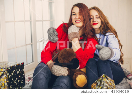 festive ladies 45934019