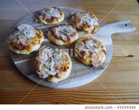 Mini pizza bread with melted cheese and cheese Mini pizza bread with melted cheese and cheese 45934498