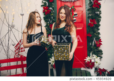 festive ladies 45934920