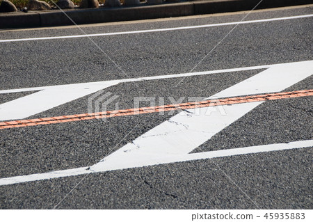 Yellow center line and conduction zone. 45935883