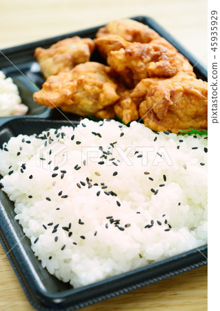 美味的炸雞飯盒 45935929