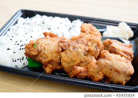 美味的炸雞飯盒 45935934