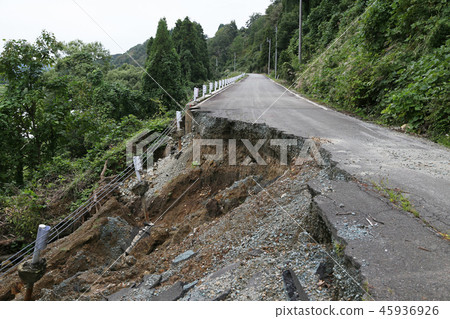 山體滑坡在路上 45936926