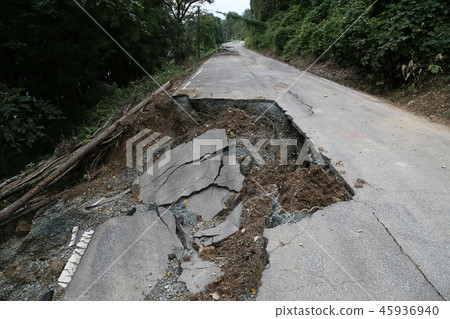 山體滑坡在路上 45936940