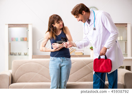 Vet doctor visiting sick kittens at home 45938792