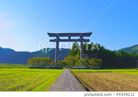 [熊野本宮大社的鳥居（大齋原）]（高分辨率版）和歌山縣田邊市本宮本鄉 45939212