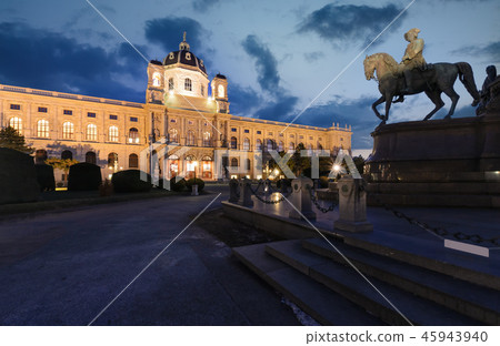Naturhistorisches Museum Wien after sunset Naturhistorisches Museum Wien after sunset 45943940