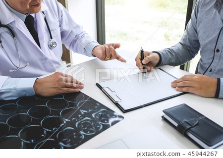 Professor Doctor recommend treatment method with patient and hol Professor Doctor recommend treatment method with patient and hol 45944267