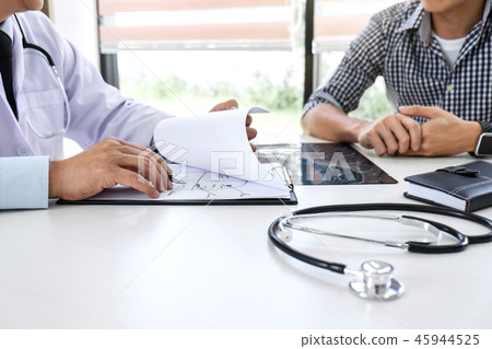 Professor Doctor recommend treatment method with patient and hol Professor Doctor recommend treatment method with patient and hol 45944525
