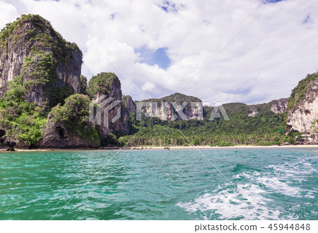 tropical karst rocks perfect for climbing Tonsai 45944848