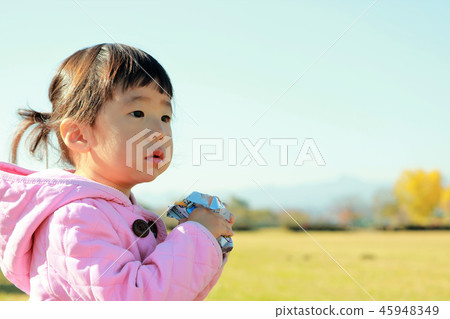 孩子在公園裡吃甜食 45948349