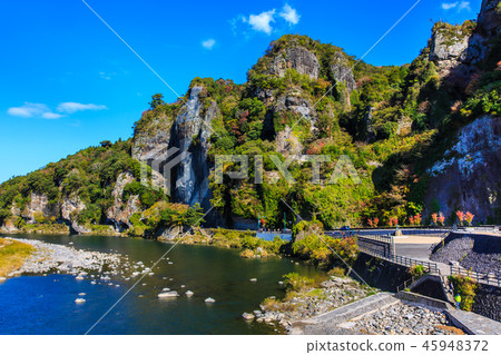 Autumn leaves of the blue door gate [Nakotsu Honshoge Kei, Oita Prefecture] 45948372