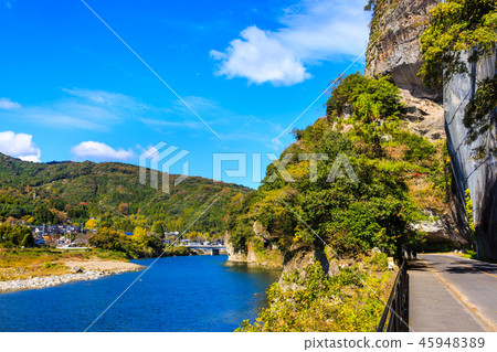 Autumn leaves of the blue door gate [Nakotsu Honshoge Kei, Oita Prefecture] 45948389